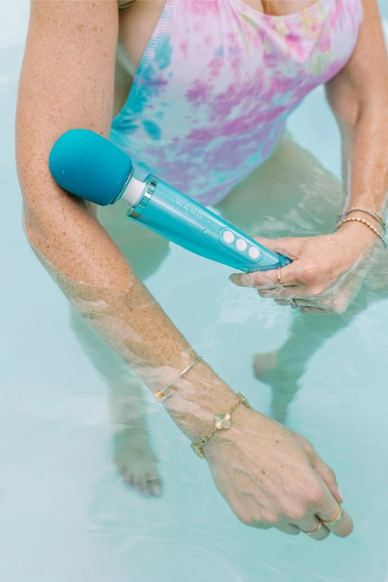 Vibrator Masaj Submersibil, 20 Moduri Vibratii, 10 Viteze, Silicon, ABS, USB, Albastru, 29 cm, #24, Erotic24.ro