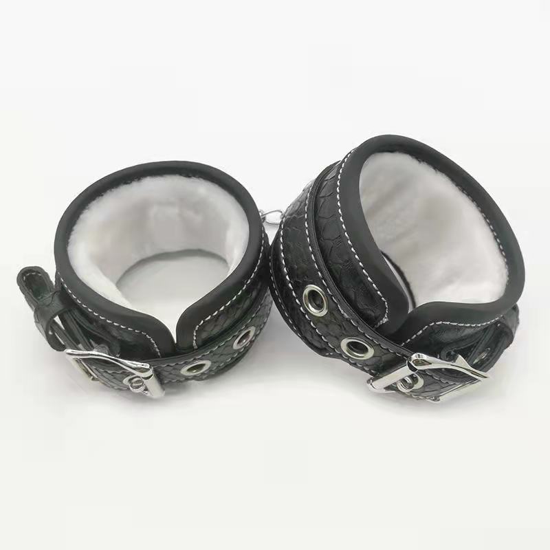 Catuse pentru Maini Crocodile Print with Fur Guilty Toys, #1, Erotic24.ro