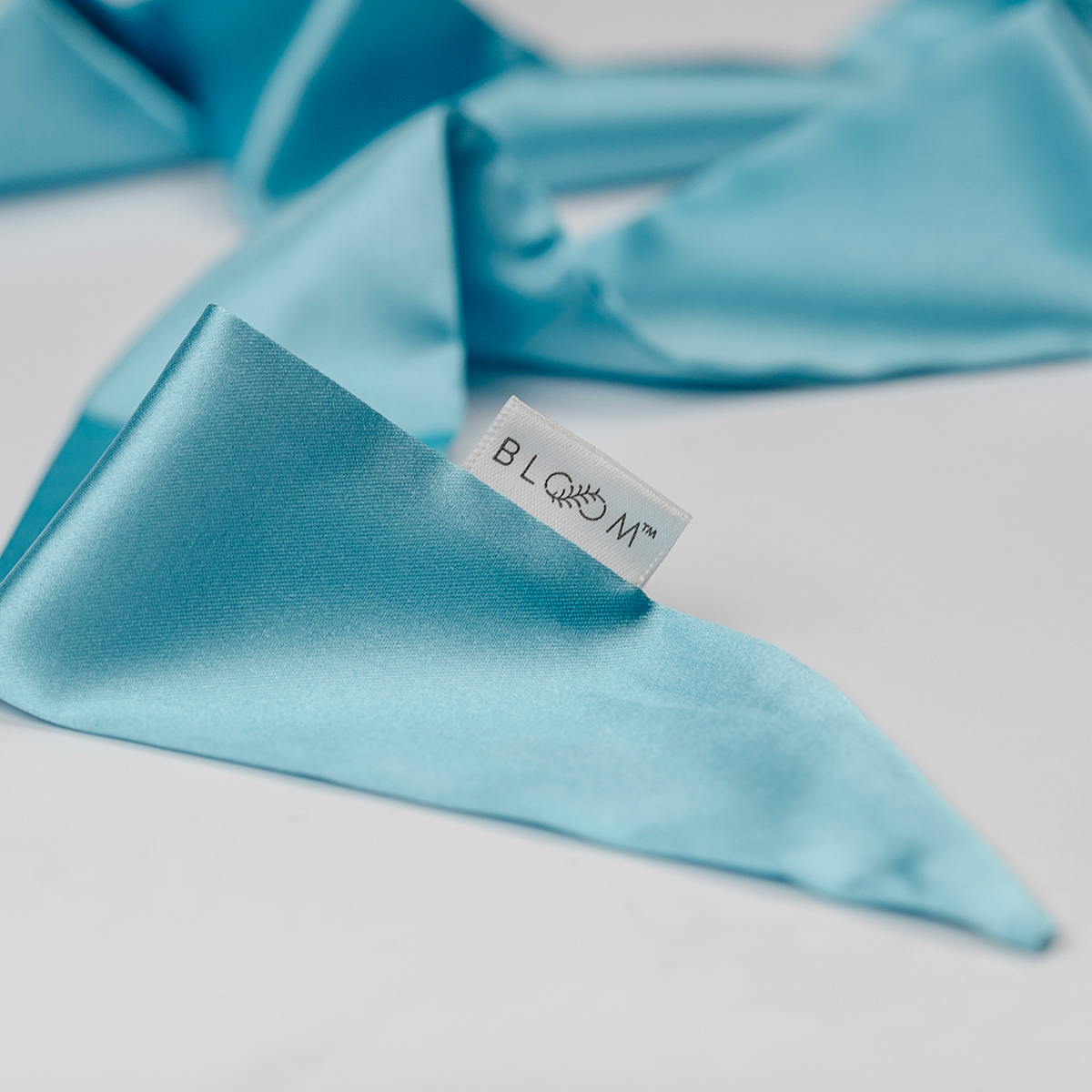 Vibrator The Violet, 5 Moduri Vibratii, Silicon, USB, Albastru, 20 cm, #5, Erotic24.ro